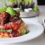 Italienske Kødboller Med Pasta Og Tomatsauce