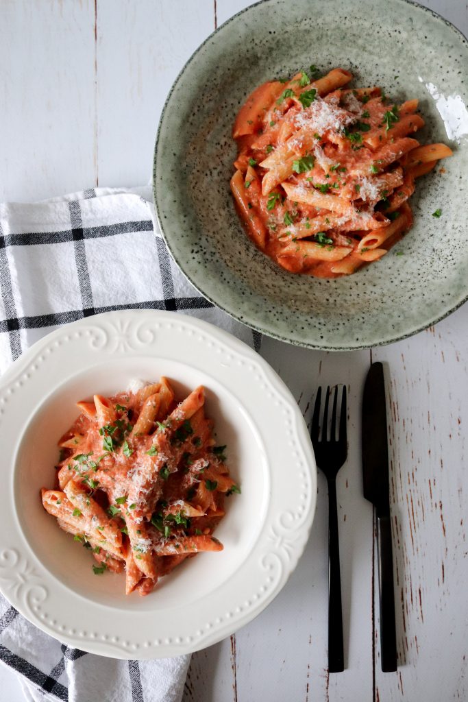 Pasta I Tomatsauce Med Hvidløg Og Ost