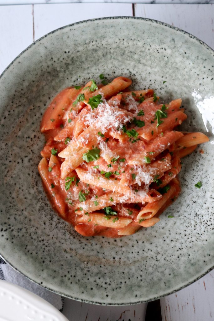 Pasta I Tomatsauce Med Hvidløg Og Ost