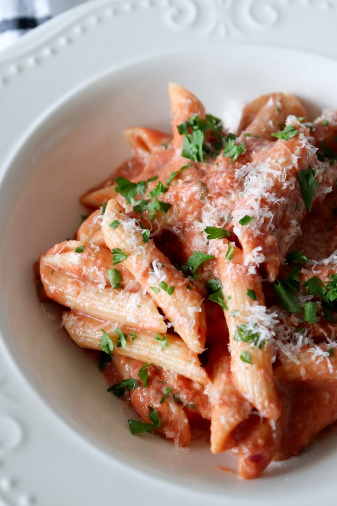 Pasta I Tomatsauce Med Hvidløg Og Ost