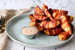 Bacon Kartofler Med BBQ Dip - Opskrift På Kartofler Med Bacon