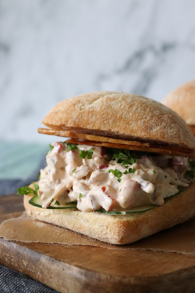 Den Bedste Kyllingesalat Sandwich Med Pulled Kylling Og Sprødt Skind