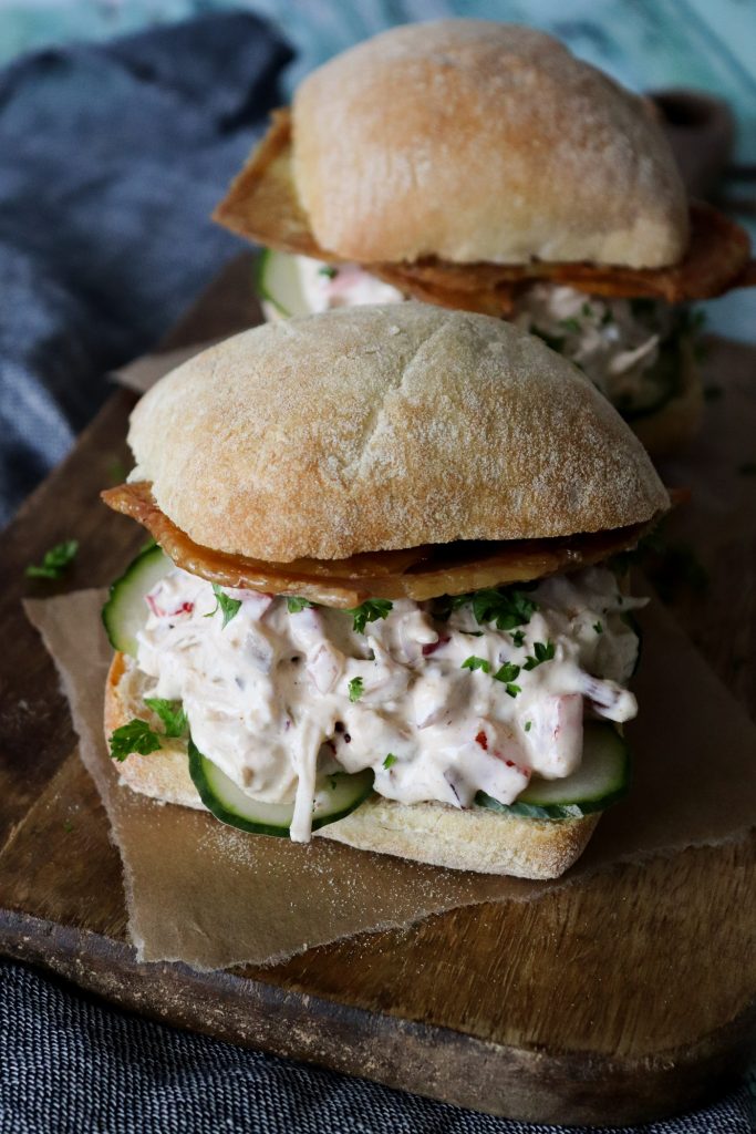 Den Bedste Kyllingesalat Sandwich Med Pulled Kylling Og Sprødt Skind