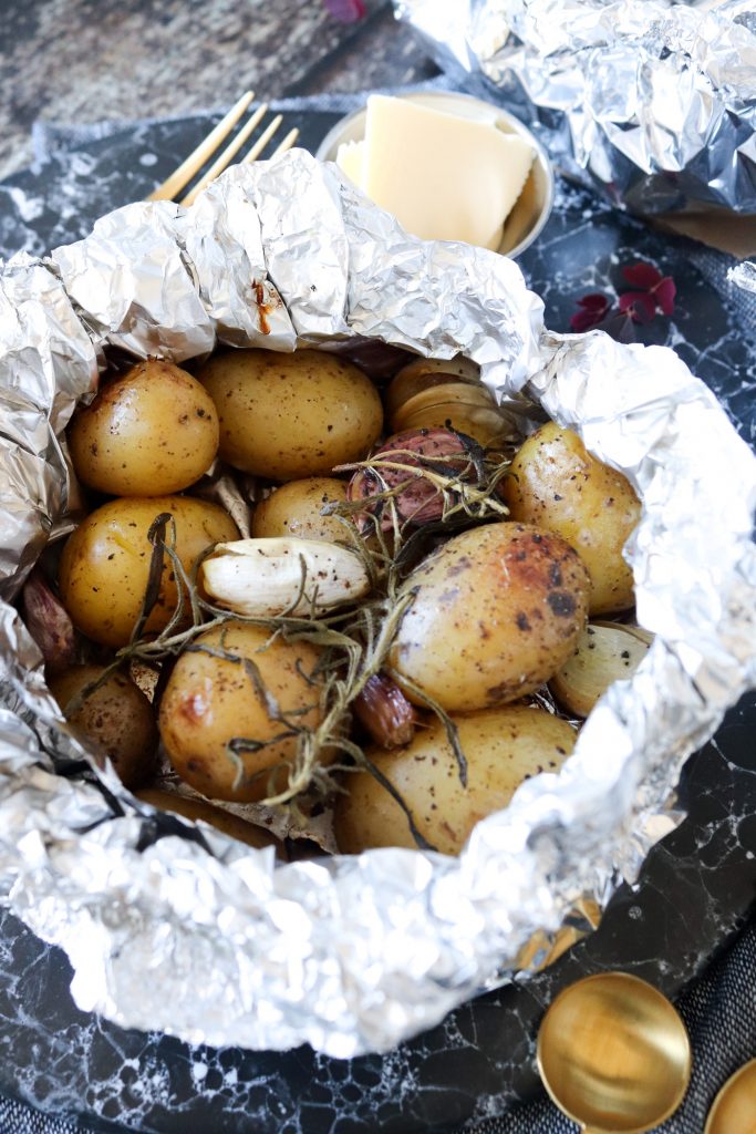 Nye Kartofler Og Hvidløg I Staniol