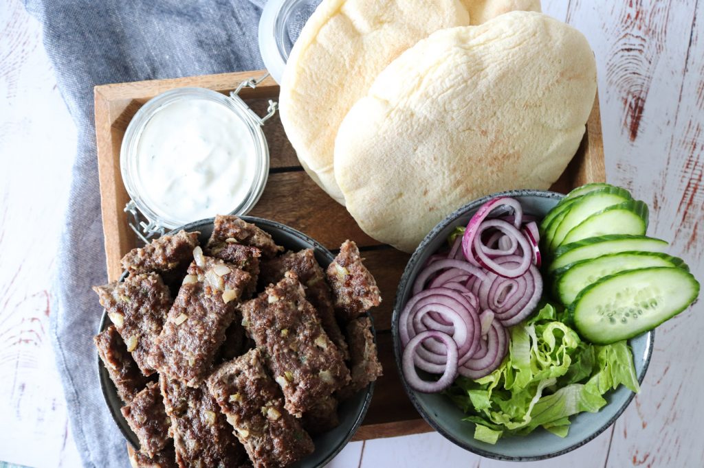 Hjemmelavet Kebab Serveret I Pitabrød Med Yoghurt Dressing