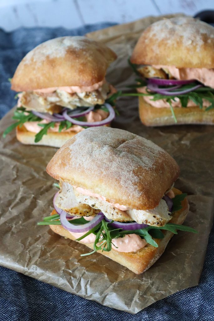 Skønne Sandwiches Med Tomat Fetacreme og Stegt Kylling