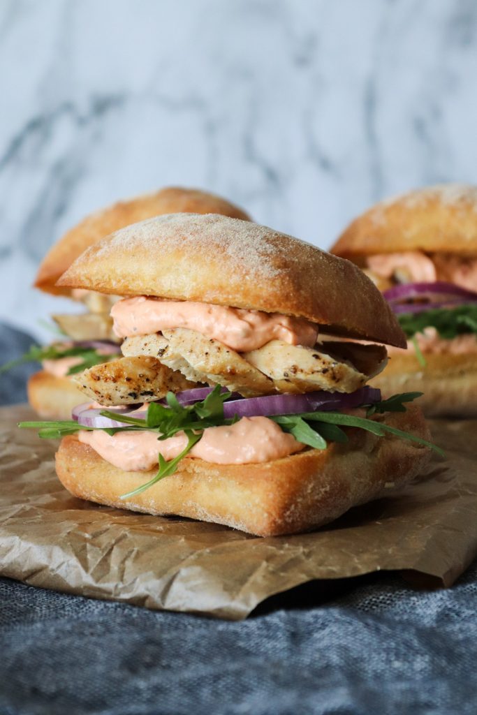 Skønne Sandwiches Med Tomat Fetacreme og Stegt Kylling