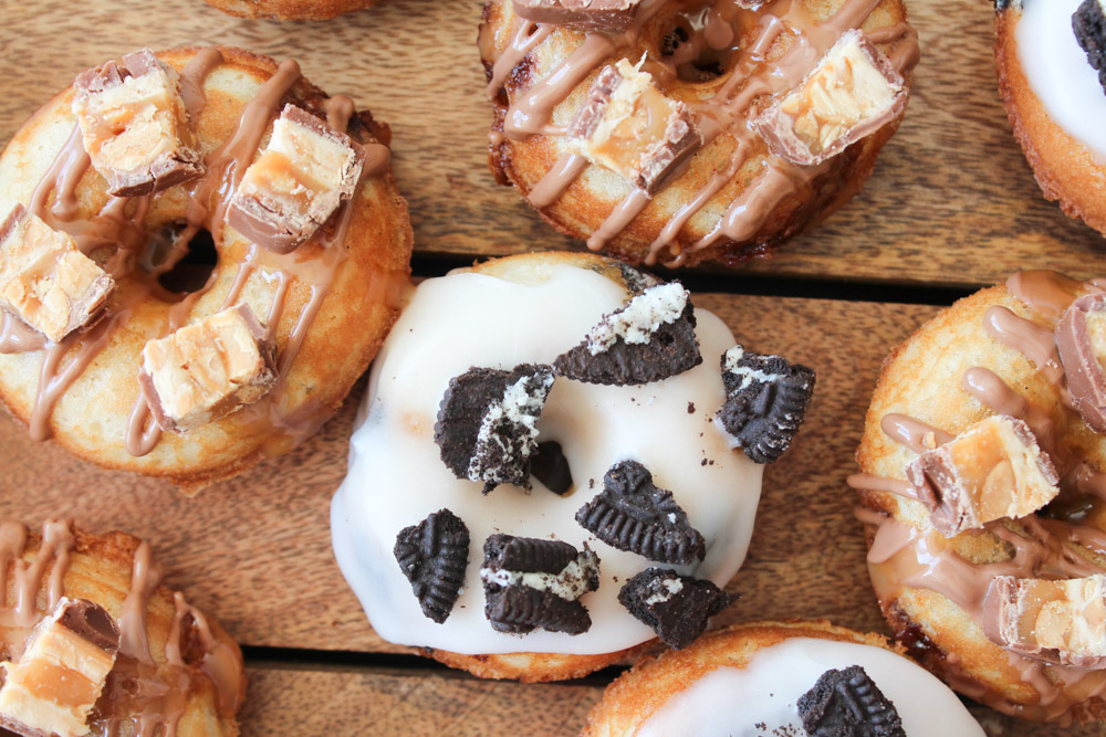 Vaniljekage Donuts Med Snickers Og Oreo