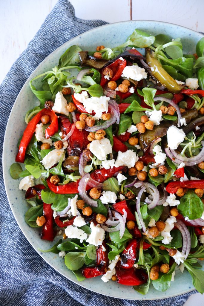 Sprød Salat Med Ovnbagte Peberfrugter, Rødløg, Feta Og Ristede Kikærter