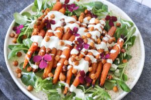 Lækker Salat Med Ovnbagte Gulerødder, Ristede Kikærter Og Persilledressing