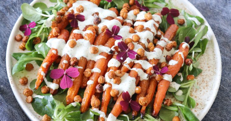 Lækker Salat Med Ovnbagte Gulerødder, Ristede Kikærter Og Persilledressing