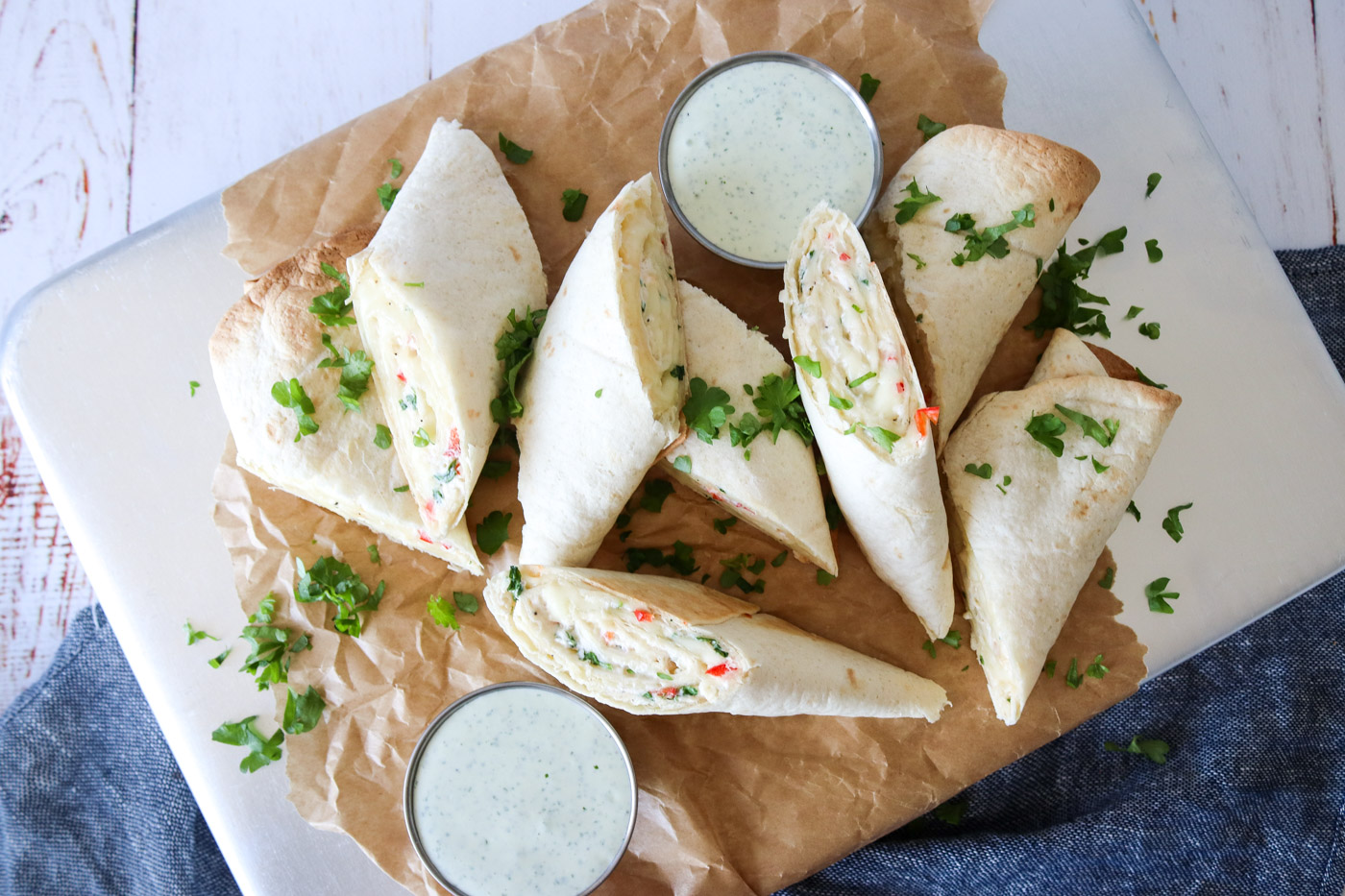 Sprøde Hvidløgsbrødsruller – Tortillas Med Fyld Og Lækker Dressing