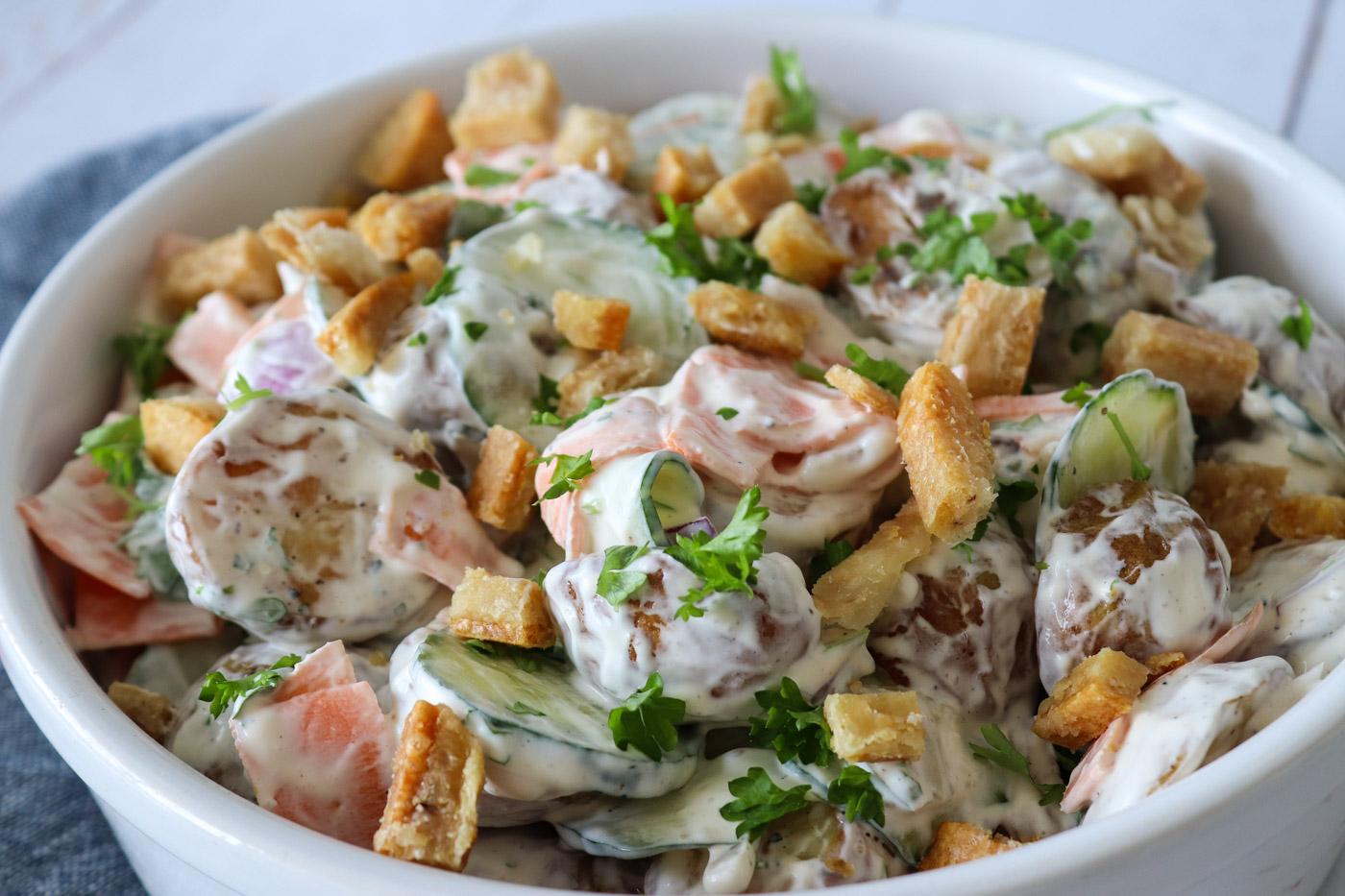 Flæskestegssandwich Inspireret Kartoffelsalat – Kartoffelsalat Med Syltede Agurker Og Hjemmelavet Flæskesvær