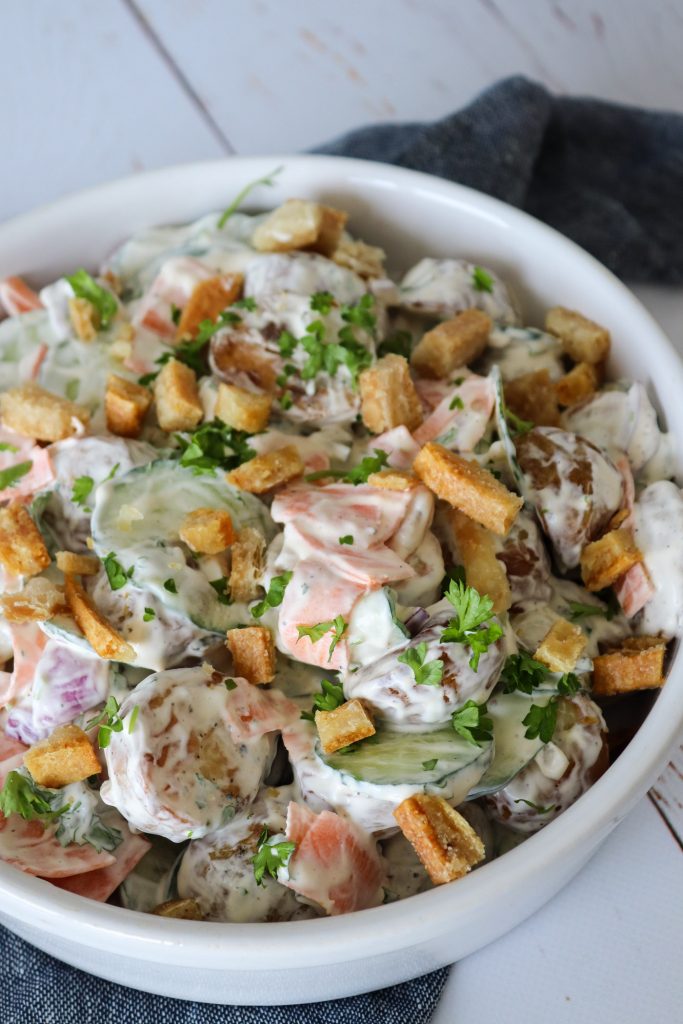 Flæskestegssandwich Inspireret Kartoffelsalat - Kartoffelsalat Med Syltede Agurker Og Hjemmelavet Flæskesvær