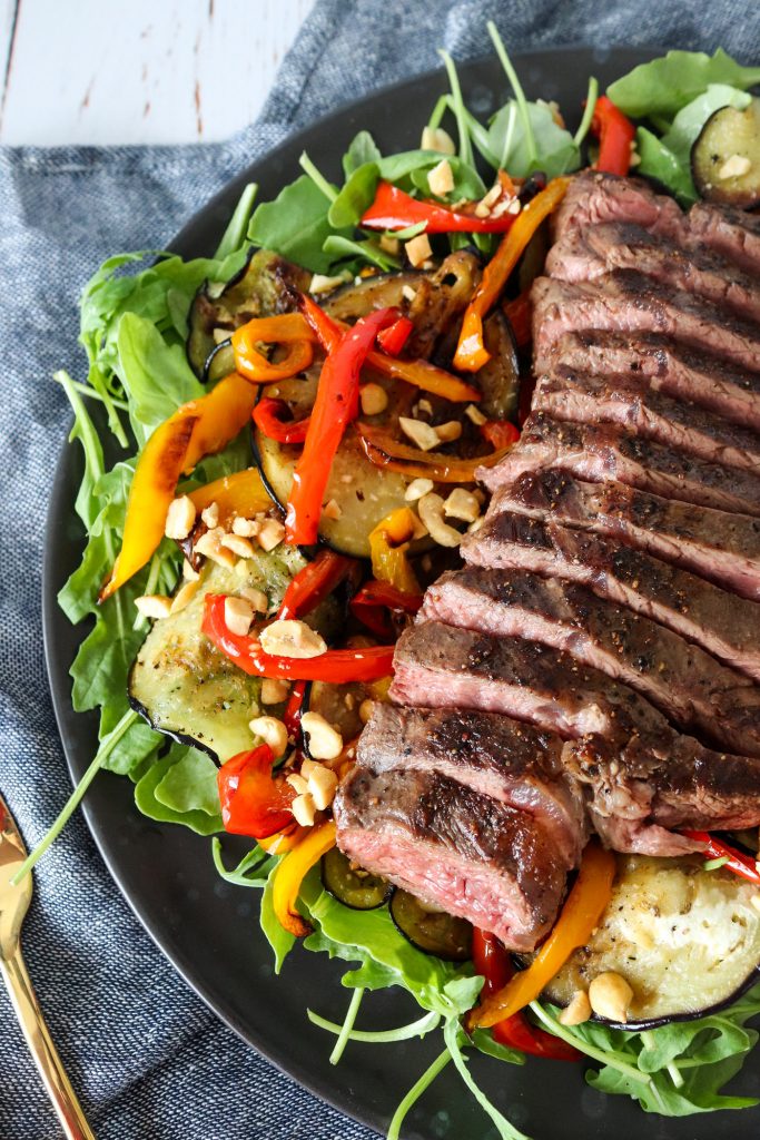 Salat Med Nyretapper, Stegt Aubergine, Ovnbagte Peberfrugter Og Peanuts