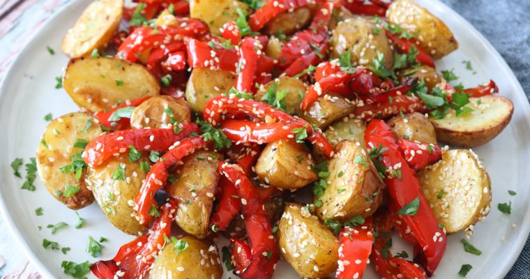Bagte Nye Kartofler Med Bagt Peberfrugt, Sesam Og Persille