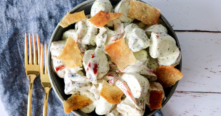Kartoffelsalat Med Purløgsdressing, Peberfrugter Og Sprødt Kyllingeskind