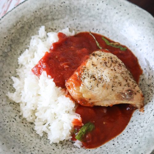 Kylling I Tomatsauce Serveret Med Ris - En Lækker Aftensmad