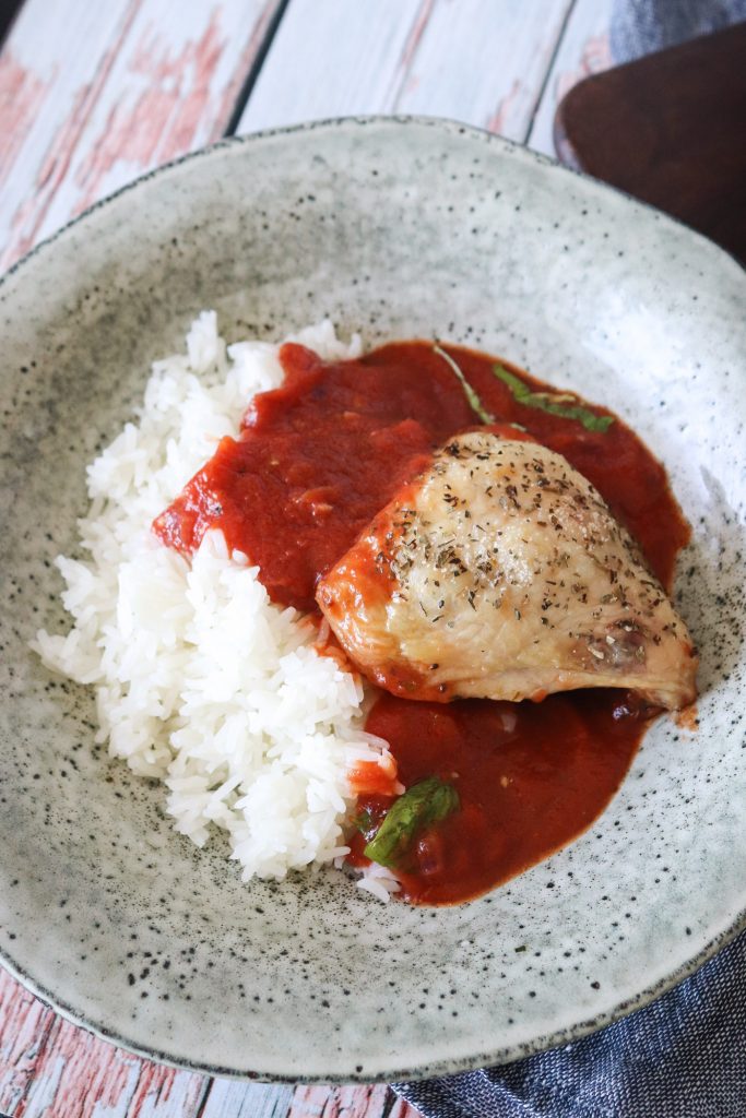 Kylling I Tomatsauce Serveret Med Ris - En Lækker Aftensmad