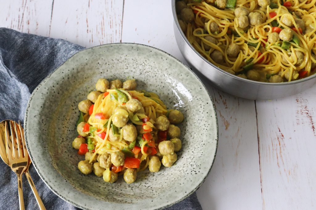 One Pot Pasta Med Karry, Grøntsager Og Kødboller