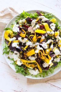 Lækker Sprød Salat Med Rodfrugter, Græskarkerner og Dressing