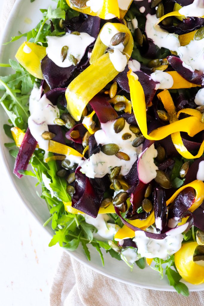 Lækker Sprød Salat Med Rodfrugter, Græskarkerner og Dressing