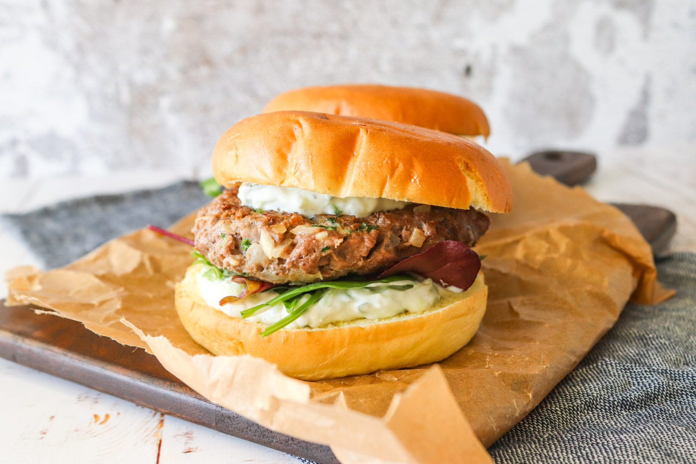 Græsk Inspireret Burger Med Oksekød Og Tzatziki