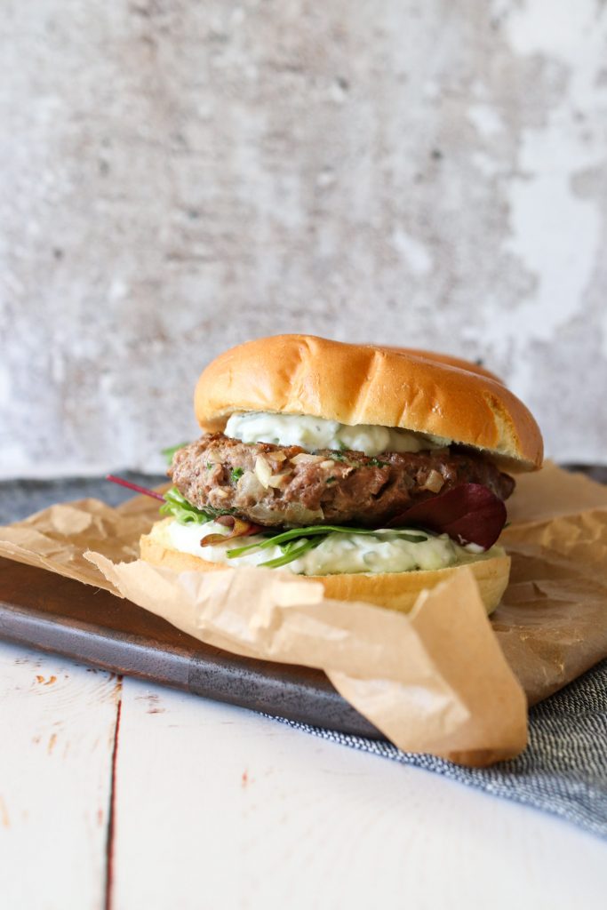 Græsk Inspireret Burger Med Krydret Oksekød Og Tzatziki