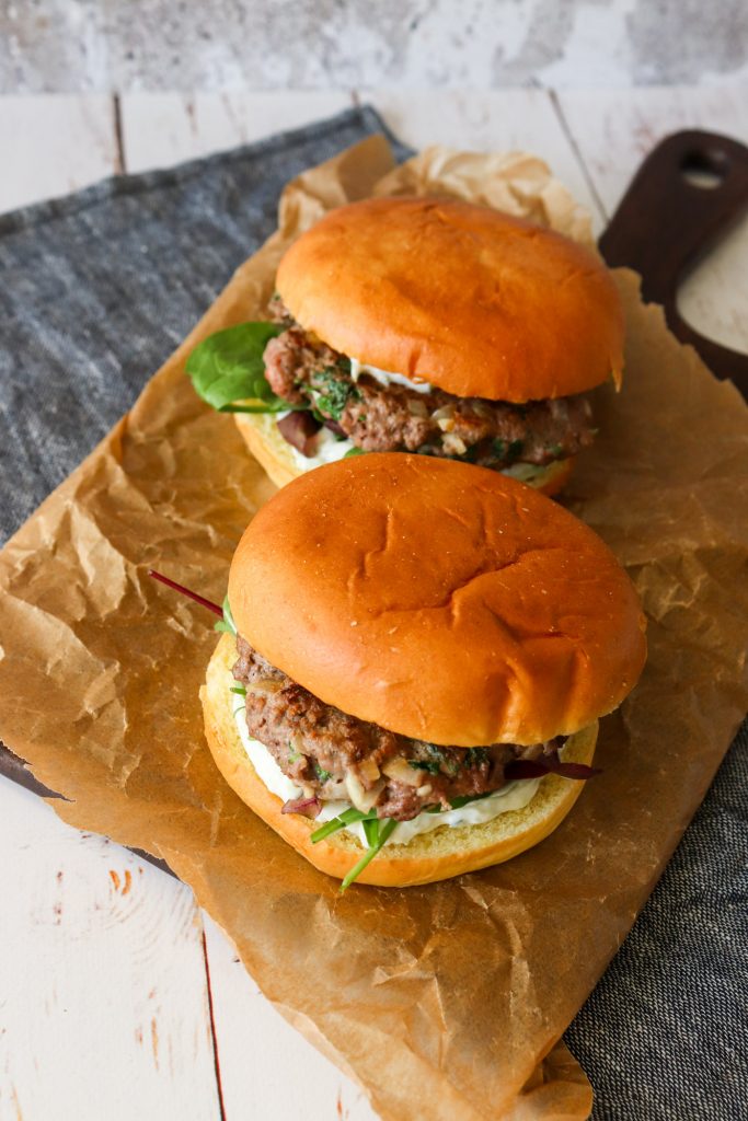 Græsk Inspireret Burger Med Krydret Oksekød Og Tzatziki