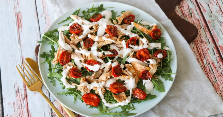 Skøn Salat Med Kylling, Semitørrede Tomater Og Fetadressing