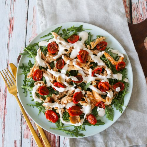 Skøn Salat Med Kylling, Semitørrede Tomater Og Fetacreme