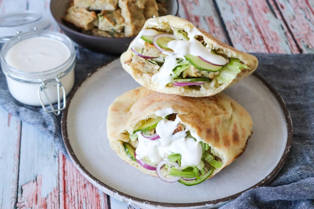 Hjemmelavet Kyllingekebab I Pitabrød Med Salat Og Hvidløgsdressing