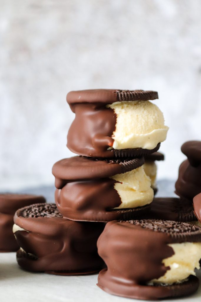 Små Issandwiches Med Oreo, Chokolade Og Hjemmelavet Vaniljeis