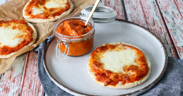 Pitabrød Pizza Med Hjemmelavet Romescosauce Og Ost