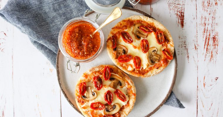 Mini Pizza – Pitabrød Pizza Med Tomatpesto, Ost Og Stegte Champignoner