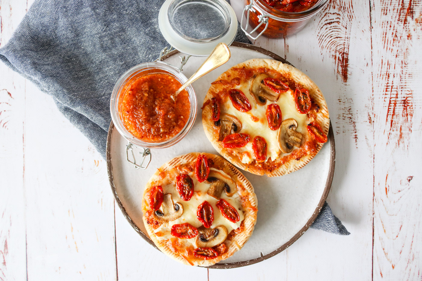 Mini Pizza – Pitabrød Pizza Med Tomatpesto, Ost Og Stegte Champignoner