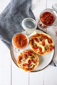 Mini Pizza - Pitabrød Pizza Med Tomatpesto, Ost Og Stegte Champignon