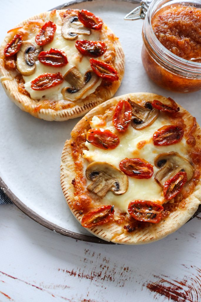 Mini Pizza - Pitabrød Pizza Med Tomatpesto, Ost Og Stegte Champignon