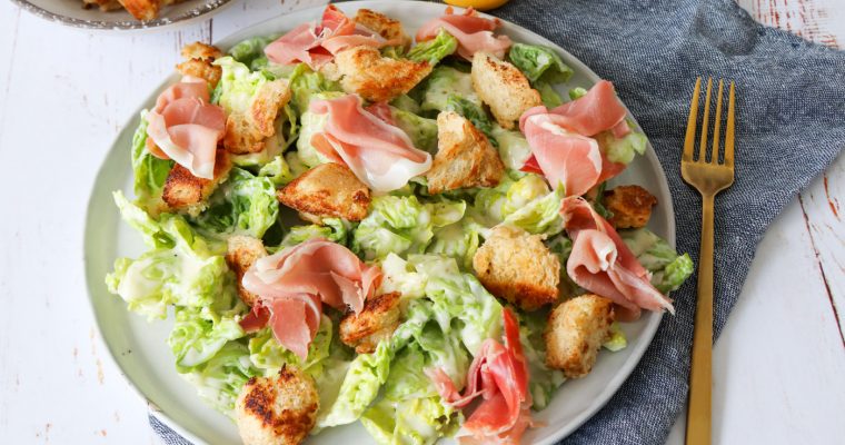 Salat Med Romaniesalat, Parmesansauce, Parmaskinke Og Brødcroutoner
