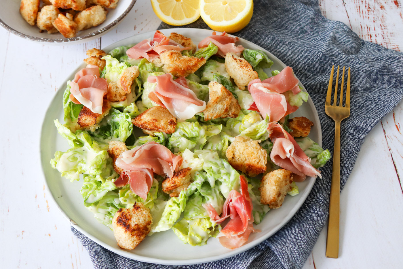 Salat Med Romaniesalat, Parmesansauce, Parmaskinke Og Brødcroutoner