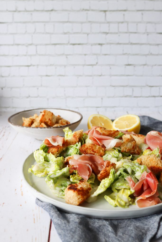 Salat Med Romaniesalat, Parmesansauce, Parmaskinke Og Brødcroutoner