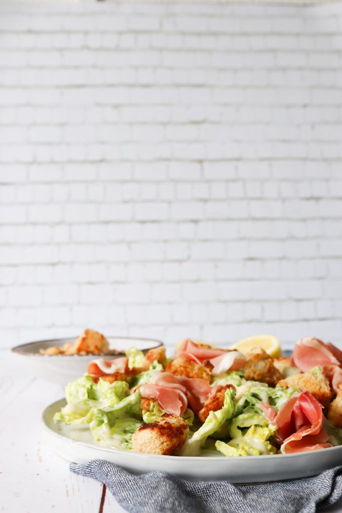 Salat Med Romaniesalat, Parmesansauce, Parmaskinke Og Brødcroutoner