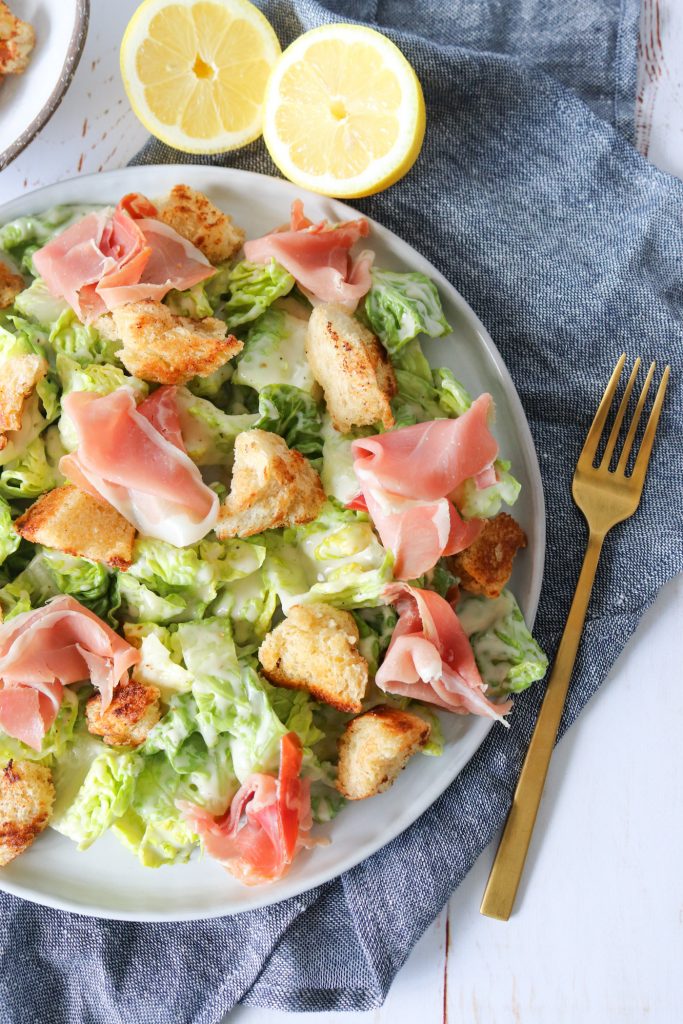 Salat Med Romaniesalat, Parmesansauce, Parmaskinke Og Brødcroutoner