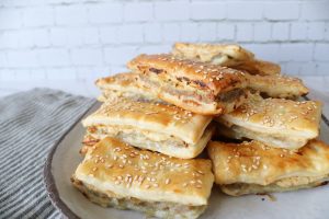 Kødsnitter - Butterdejshapsere Med Fars Og Pikantost - Snacks Med Butterdej