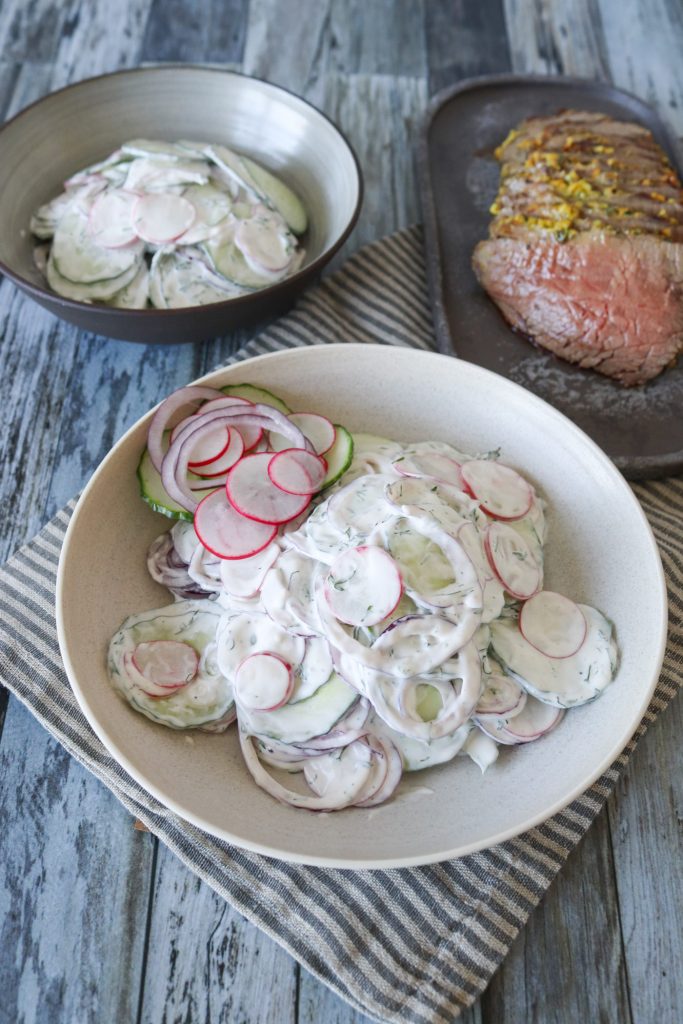 Cremet Salat Med Agurk, Rødløg Og Radiser