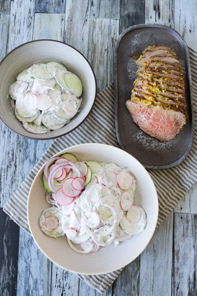 Cremet Salat Med Agurk, Rødløg Og Radiser