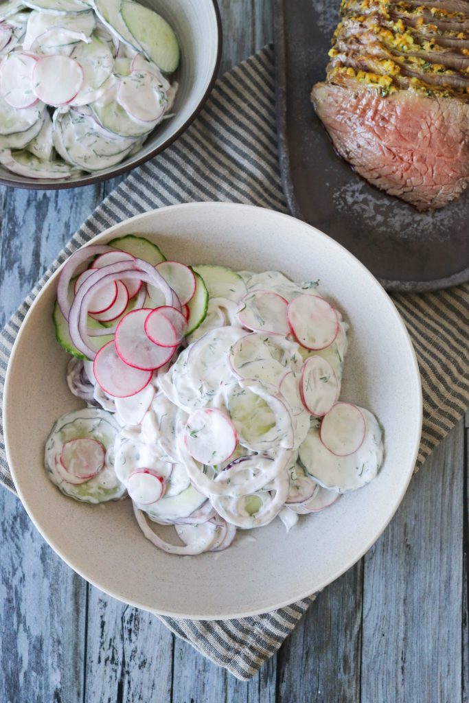 Cremet Salat Med Agurk, Rødløg Og Radiser