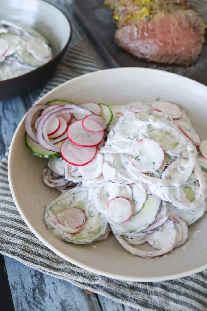 Cremet Salat Med Agurk, Rødløg Og Radiser