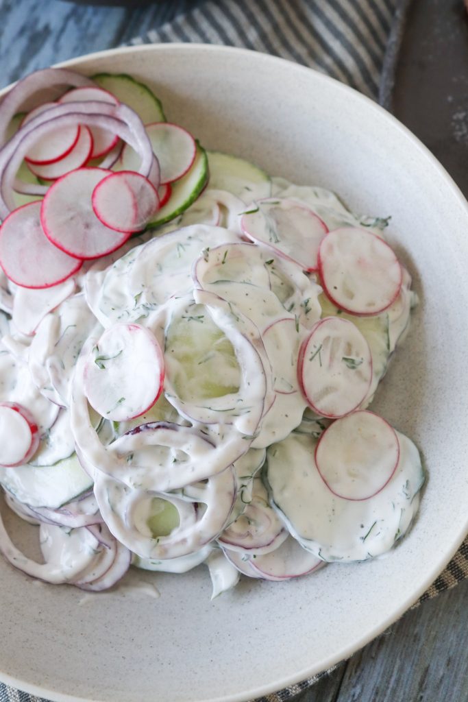 Cremet Salat Med Agurk, Rødløg Og Radiser