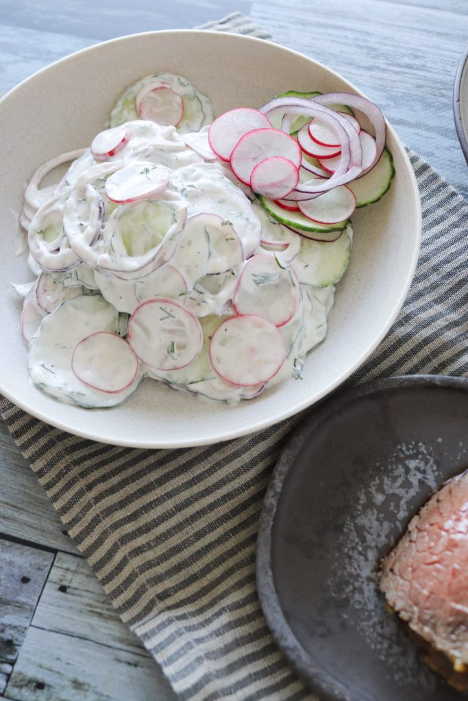 Cremet Salat Med Agurk, Rødløg Og Radiser